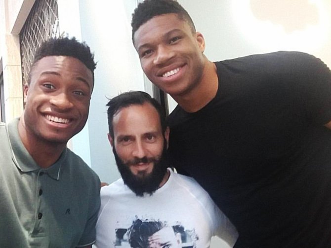 With the good friend, customer and great basketball player (NBA All Star) Giannis Antetokounmpo (on the right the super star of Milwaukee Bucks, on the left his brother Athanasios, of New York Knicks). 
